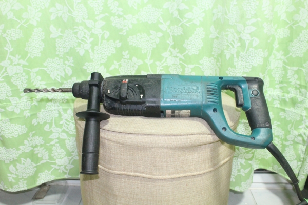 สว่านกระแทกโรตารี่ ยี่ห้อ MAKITA รุ่น HR2455 สภาพพร้อมใช้ครับ