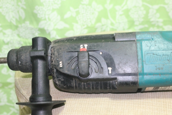 สว่านกระแทกโรตารี่ ยี่ห้อ MAKITA รุ่น HR2455 สภาพพร้อมใช้ครับ