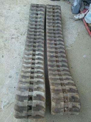 แทรคยางรถแบคโฮเล็ก ขนาดKRC250X72X52สภาพ80\%1คู่