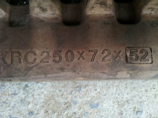 แทรคยางรถแบคโฮเล็ก ขนาดKRC250X72X52สภาพ80\%1คู่ แทรคยางรถแบคโฮเล็ก ขนาดKRC250X72X52สภาพ80\%1คู่