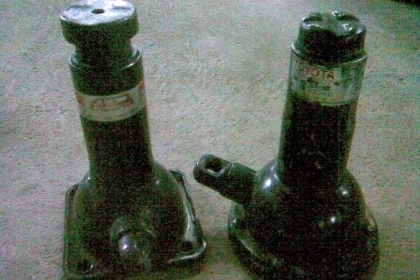 แม่แรงขนาด 2 ตันมี 2 ตัวครับเป็นของศูนย์ครับ ขายตัวละ 500 ครับ