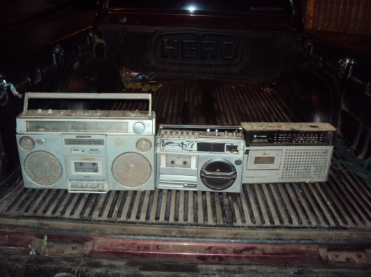 ขายวิทยุเก่า4เครื่องเหมา500สนใจติดต่อสรกฤช081-8478107