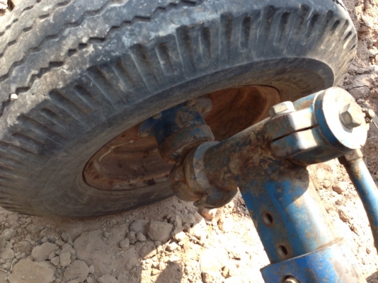 ขาย รถไถ FORD  T3 1เพลา สภาพดี เครื่องดี เกียร์ดี พร้อมอุปกรณ์ 2ชิ้น ใบดันหน้าและผานหลัง 7 ยางดี ปั้มดี ระบบโดยรวมพร้อมใช้งาน ขายตามสภาพ เอกสารสัญญาซื้อขาย ราคาต่อรองได้ครับ