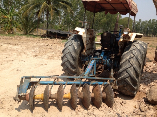 ขาย รถไถ FORD  T3 1เพลา สภาพดี เครื่องดี เกียร์ดี พร้อมอุปกรณ์ 2ชิ้น ใบดันหน้าและผานหลัง 7 ยางดี ปั้มดี ระบบโดยรวมพร้อมใช้งาน ขายตามสภาพ เอกสารสัญญาซื้อขาย ราคาต่อรองได้ครับ