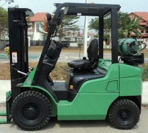 ขายฟอร์คลิฟท์ 2.5 ตัน  เสา 3 เมตร เครื่องเกียร์ดีพร้อมใช้ ราคาเบาๆ ครับ 081-3535-948