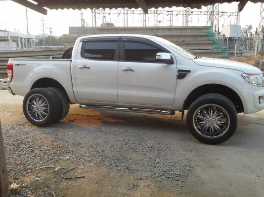 ขายล้อ 20 6รู เงาๆ สวยๆ พร้อมยางครับ