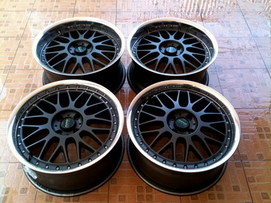 ขายแม็กซ์ Lenso 17 ขนาด 4 รู 100 หน้าตื้นหลังลึก หน้า 7.5+ Off 42 หลัง 8.0 +off 38  ใส่รถได้ทุกรุ่น ที่เป็น 4 รู สภาพไม่ซ่อมไม่ดุ้งไม่เบียดครับ  Tel.085-150-9040..P