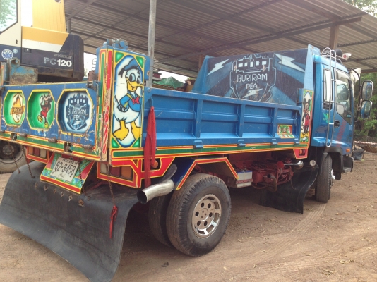 ISUZU DECA 195 HP 6HE1 หกล้อดั๊มพ์ รุ่นท็อปสุดสวยสุด สภาพดีสวยจัดพร้อมชุดแต่งเต็มคัน ภายในสวยครบ เครื่องเสียง แอร์เย็น พ.เพาเวอร์ ก.ไฟฟ้า เบรคทริ๊ปฟี้ กระบะดั๊มพ์เหล็ก 6 ตันยิงหน้่า ช่วงล่างใหญ่คัชซีสวย ยาง 8.25 ขอบ 16 พร้อมบรรทุกพร้อมใช้งาน เอกสารทะเบียน