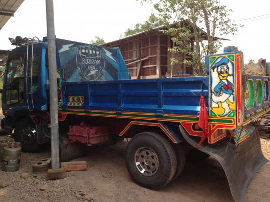 ISUZU DECA 195 HP 6HE1 หกล้อดั๊มพ์ รุ่นท็อปสุดสวยสุด สภาพดีสวยจัดพร้อมชุดแต่งเต็มคัน ภายในสวยครบ เครื่องเสียง แอร์เย็น พ.เพาเวอร์ ก.ไฟฟ้า เบรคทริ๊ปฟี้ กระบะดั๊มพ์เหล็ก 6 ตันยิงหน้่า ช่วงล่างใหญ่คัชซีสวย ยาง 8.25 ขอบ 16 พร้อมบรรทุกพร้อมใช้งาน เอกสารทะเบียน