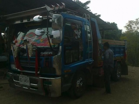 ISUZU DECA 195 HP 6HE1 หกล้อดั๊มพ์ รุ่นท็อปสุดสวยสุด สภาพดีสวยจัดพร้อมชุดแต่งเต็มคัน ภายในสวยครบ เครื่องเสียง แอร์เย็น พ.เพาเวอร์ ก.ไฟฟ้า เบรคทริ๊ปฟี้ กระบะดั๊มพ์เหล็ก 6 ตันยิงหน้่า ช่วงล่างใหญ่คัชซีสวย ยาง 8.25 ขอบ 16 พร้อมบรรทุกพร้อมใช้งาน เอกสารทะเบียน