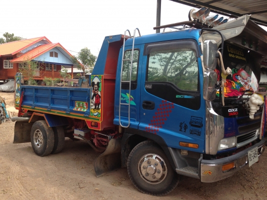 ISUZU DECA 195 HP 6HE1 หกล้อดั๊มพ์ รุ่นท็อปสุดสวยสุด สภาพดีสวยจัดพร้อมชุดแต่งเต็มคัน ภายในสวยครบ เครื่องเสียง แอร์เย็น พ.เพาเวอร์ ก.ไฟฟ้า เบรคทริ๊ปฟี้ กระบะดั๊มพ์เหล็ก 6 ตันยิงหน้่า ช่วงล่างใหญ่คัชซีสวย ยาง 8.25 ขอบ 16 พร้อมบรรทุกพร้อมใช้งาน เอกสารทะเบียน