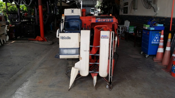 รถเกี่ยวข้าวพร้อมนวดข้าวในตัว แบบนั่งขับ เก่าญี่ปุ่น  KUBOTA   รุ่น  R1-131 เกี่ยวข้าว 2 แถว