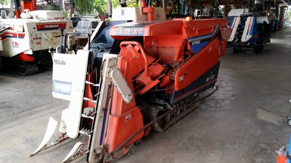 รถเกี่ยวข้าวพร้อมนวดข้าวในตัว แบบนั่งขับ เก่าญี่ปุ่น  KUBOTA   รุ่น  R1-131 เกี่ยวข้าว 2 แถว