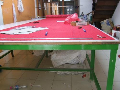 โต๊ะตัดผ้า พื้นไวท์บอร์ดหนา ขาเหล็กฟ้า