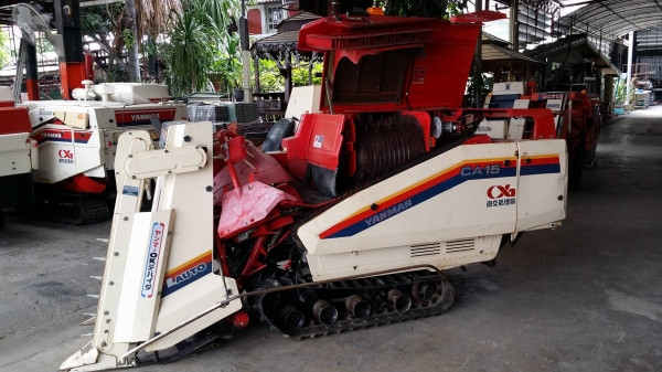 รถเกี่ยวข้าวพร้อมนวดข้าวในตัว แบบนั่งขับ เก่าญี่ปุ่น  YANMAR รุ่น  CA15 เกี่ยวข้าว 2 แถว
