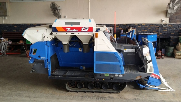 รถเกี่ยวข้าวพร้อมนวดข้าวในตัว แบบนั่งขับ เก่าญี่ปุ่น  ISEKI รุ่น  FRONTIER 13 เกี่ยวข้าว 2 แถว