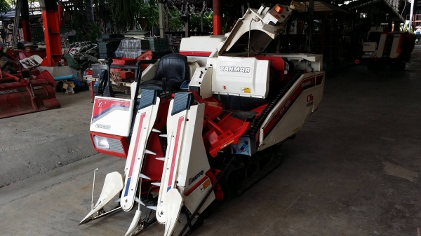 รถเกี่ยวข้าวพร้อมนวดข้าวในตัว แบบนั่งขับ เก่าญี่ปุ่น  YANMAR   รุ่น CA125 เกี่ยวข้าว 2 แถว