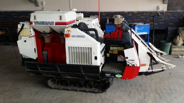 รถเกี่ยวข้าวพร้อมนวดข้าวในตัว แบบนั่งขับ เก่าญี่ปุ่น  YANMAR   รุ่น CA125 เกี่ยวข้าว 2 แถว