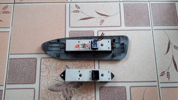 สวิทช์กดกระจก ฝั่งซ้าย Mitsubishi Lancer Cedia สวิทช์กดกระจก ฝั่งซ้าย Mitsubishi Lancer Cedia