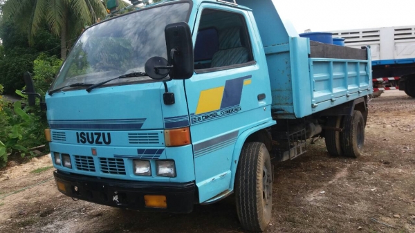 รถอีซูซุ 6 ล้อดั้ม NKR 88 แรงม้า. ปี 32.     สนใจติดต่อ  081 - 6079515