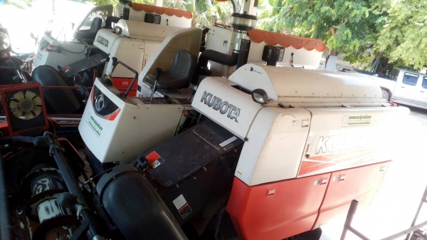 ขายดาวน์  ราคา 350,000 ผ่อนต่ออีก 1 งวด  ชั่วโมงเพียง 6 xx  มีสองคันให้เลือก จะขายเพียงคันเดียว  อีกงวดโทรสอบคามครับ