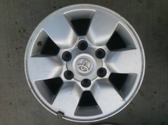 ขายแม็ก TOYOTA VIGO 6รูขอบ15  สวยๆเดิมๆ จำนวน 4  วง พร้อมน๊อต 24 ตัว