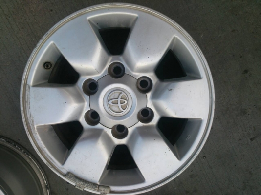 ขายแม็ก TOYOTA VIGO 6รูขอบ15  สวยๆเดิมๆ จำนวน 4  วง พร้อมน๊อต 24 ตัว