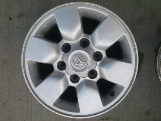 ขายแม็ก TOYOTA VIGO 6รูขอบ15  สวยๆเดิมๆ จำนวน 4  วง พร้อมน๊อต 24 ตัว