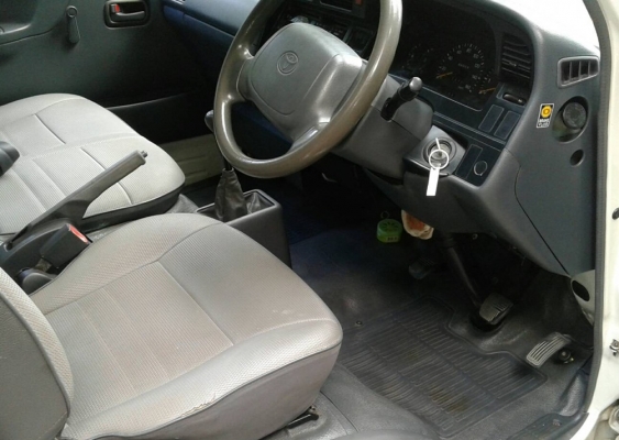 HIACE 3.0 GL เบาะ 3 แถว