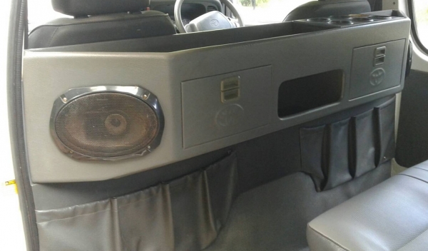 HIACE 3.0 GL เบาะ 3 แถว