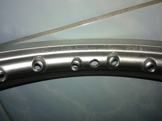 ล้ออลูมิเนียมยี่ห้อ com profressional (ใหม่)