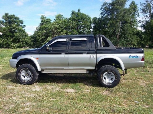 สตาด้าแกรนดิส 4 ประตูโฟล์วิลปี2001 เครื่องเดิม 2800 ทะเบียนพร้อมโอน