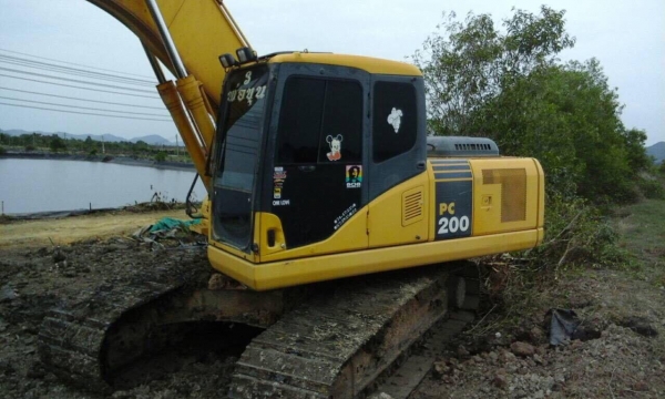 รถแบดโฮ PE200 7 ปี 2010 ทำงาน 9300 ชม. สวยเดิมๆ สภาพดี เล่มพร้อม