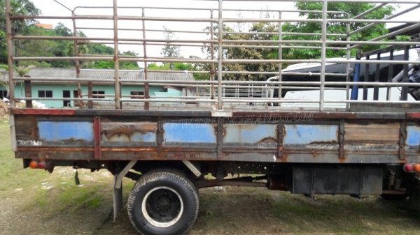 6 ล้อ  ISUZU  รุ่น  NKR71LY    4 สูบ   เทอร์โบ  130  แรงม้า จดทะเบียนปี 2548