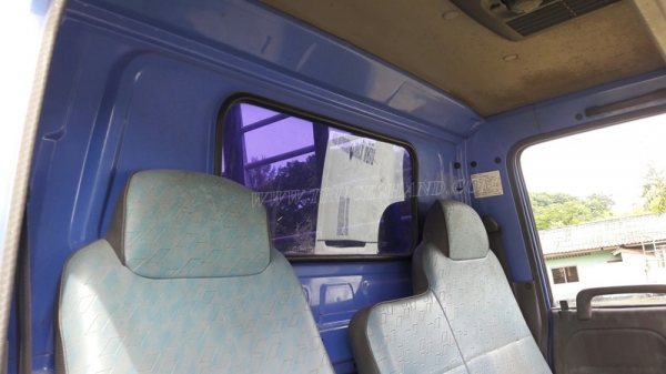 6 ล้อ  ISUZU  รุ่น  NKR71LY    4 สูบ   เทอร์โบ  130  แรงม้า จดทะเบียนปี 2548