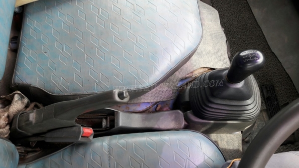 6 ล้อ  ISUZU  รุ่น  NKR71LY    4 สูบ   เทอร์โบ  130  แรงม้า จดทะเบียนปี 2548