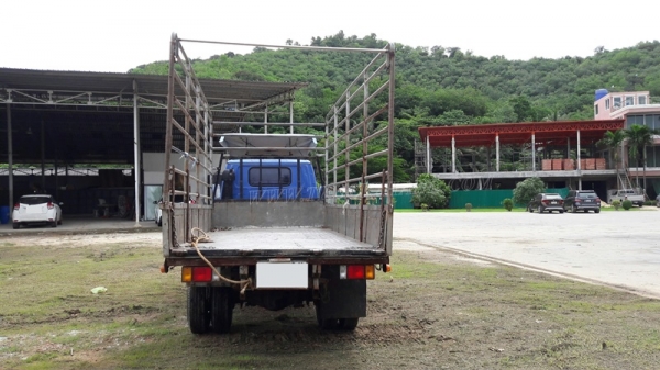 6 ล้อ  ISUZU  รุ่น  NKR71LY    4 สูบ   เทอร์โบ  130  แรงม้า จดทะเบียนปี 2548