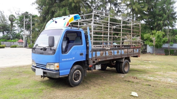 6 ล้อ  ISUZU  รุ่น  NKR71LY    4 สูบ   เทอร์โบ  130  แรงม้า จดทะเบียนปี 2548