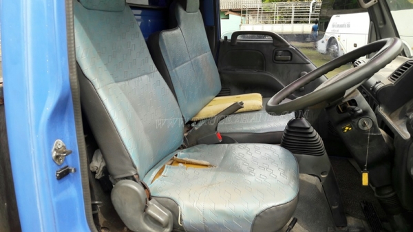 6 ล้อ  ISUZU  รุ่น  NKR71LY    4 สูบ   เทอร์โบ  130  แรงม้า จดทะเบียนปี 2548