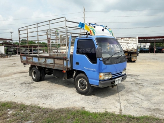 6 ล้อ  ISUZU  รุ่น  NKR71LY    4 สูบ   เทอร์โบ  130  แรงม้า จดทะเบียนปี 2548