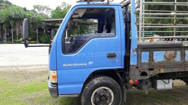 6 ล้อ  ISUZU  รุ่น  NKR71LY    4 สูบ   เทอร์โบ  130  แรงม้า จดทะเบียนปี 2548