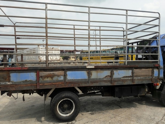 6 ล้อ  ISUZU  รุ่น  NKR71LY    4 สูบ   เทอร์โบ  130  แรงม้า จดทะเบียนปี 2548