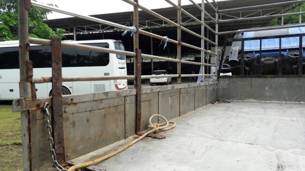 6 ล้อ  ISUZU  รุ่น  NKR71LY    4 สูบ   เทอร์โบ  130  แรงม้า จดทะเบียนปี 2548