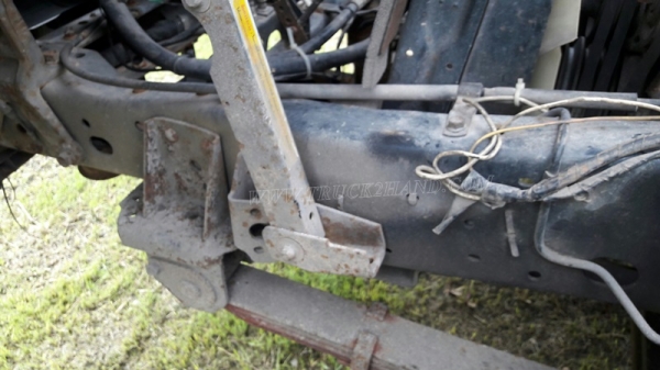 6 ล้อ  ISUZU  รุ่น  NKR71LY    4 สูบ   เทอร์โบ  130  แรงม้า จดทะเบียนปี 2548