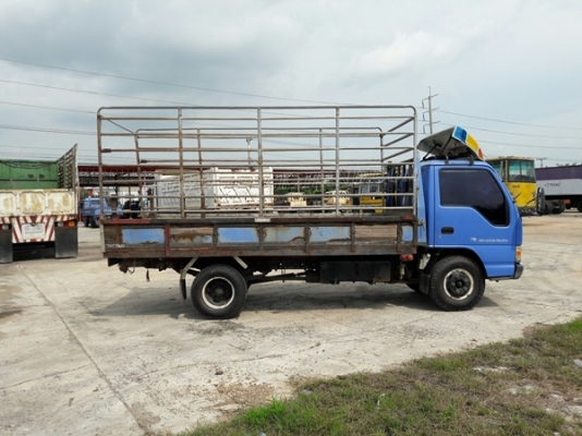 6 ล้อ  ISUZU  รุ่น  NKR71LY    4 สูบ   เทอร์โบ  130  แรงม้า จดทะเบียนปี 2548