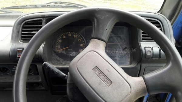 6 ล้อ  ISUZU  รุ่น  NKR71LY    4 สูบ   เทอร์โบ  130  แรงม้า จดทะเบียนปี 2548