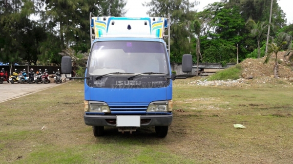 6 ล้อ  ISUZU  รุ่น  NKR71LY    4 สูบ   เทอร์โบ  130  แรงม้า จดทะเบียนปี 2548