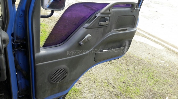 6 ล้อ  ISUZU  รุ่น  NKR71LY    4 สูบ   เทอร์โบ  130  แรงม้า จดทะเบียนปี 2548