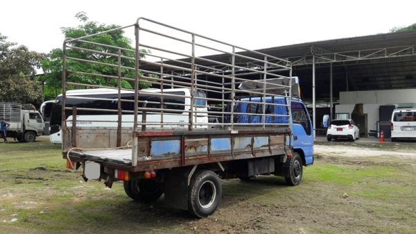 6 ล้อ  ISUZU  รุ่น  NKR71LY    4 สูบ   เทอร์โบ  130  แรงม้า จดทะเบียนปี 2548