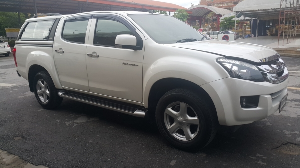 ขายรถกระบะ 4 ประตู ISUZU เกียร์ธรรมดา สีขาว สภาพดีมาก